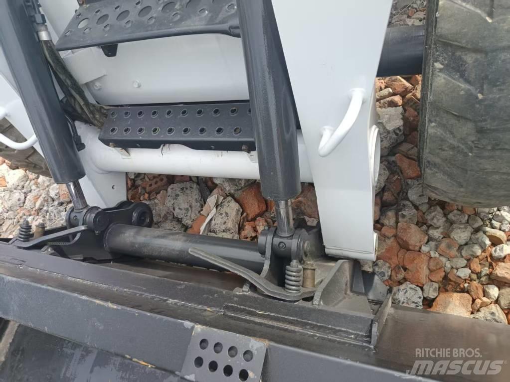 Bobcat S 220 滑移轉向裝載機