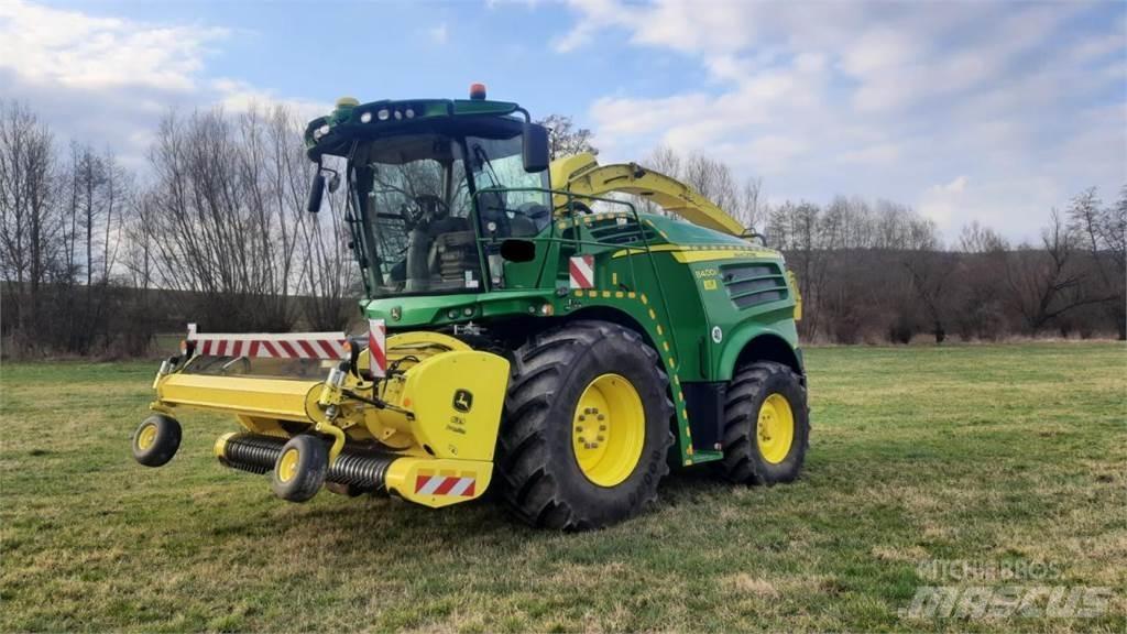 John Deere 8400i 自走式飼料採集機