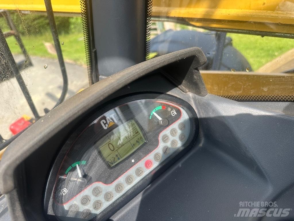 CAT TH 414 伸縮臂操作車