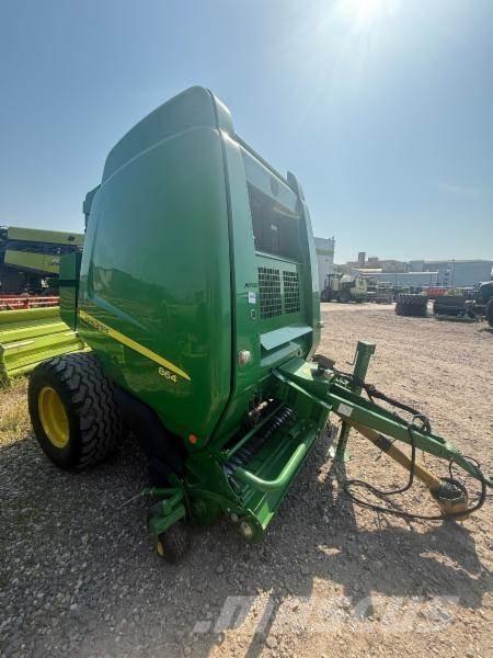 John Deere 864 圓型牧草打包機