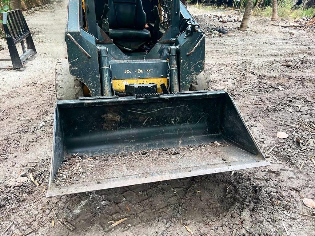 John Deere 312 滑移轉向裝載機