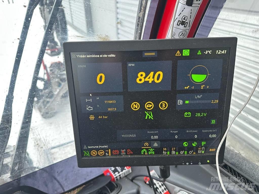 Komatsu 931 XC 收穫機
