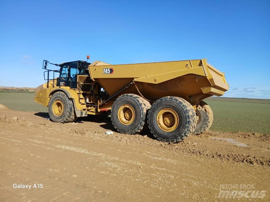CAT 745 鉸接式起吊車