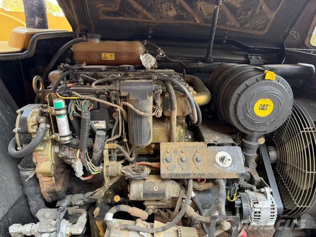 CAT TH 330 B 伸縮臂操作車