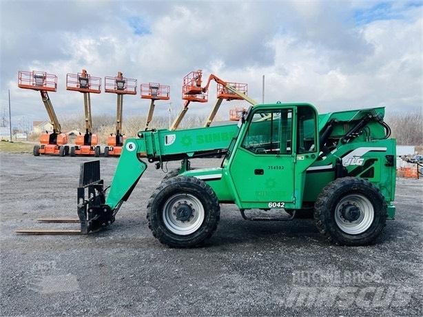 SkyTrak 6042 伸縮臂操作車