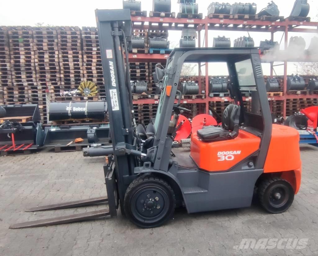 Doosan D 30 G 柴油卡車