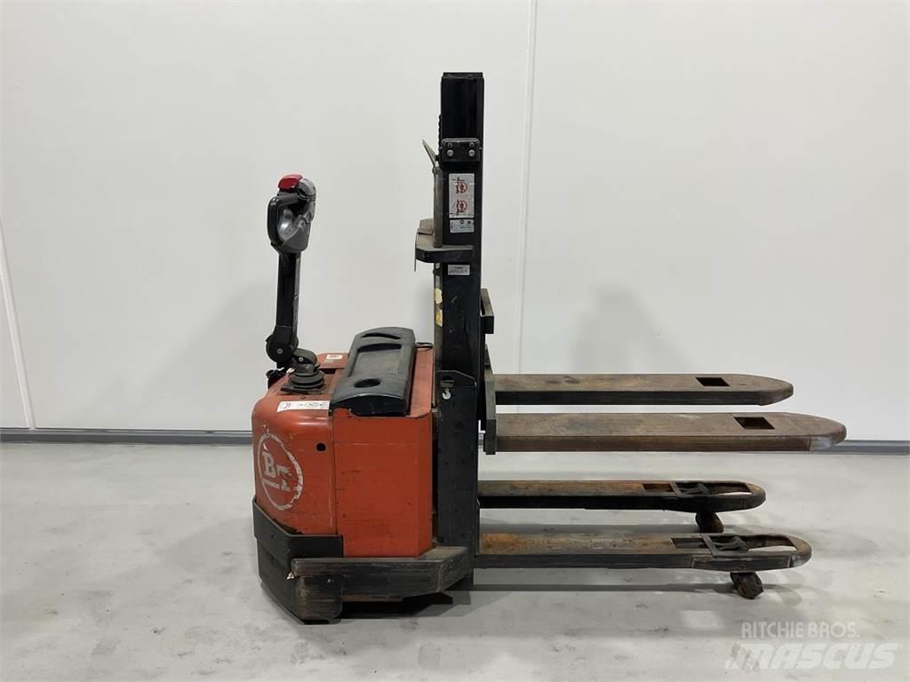 BT S16D 自走式堆積機