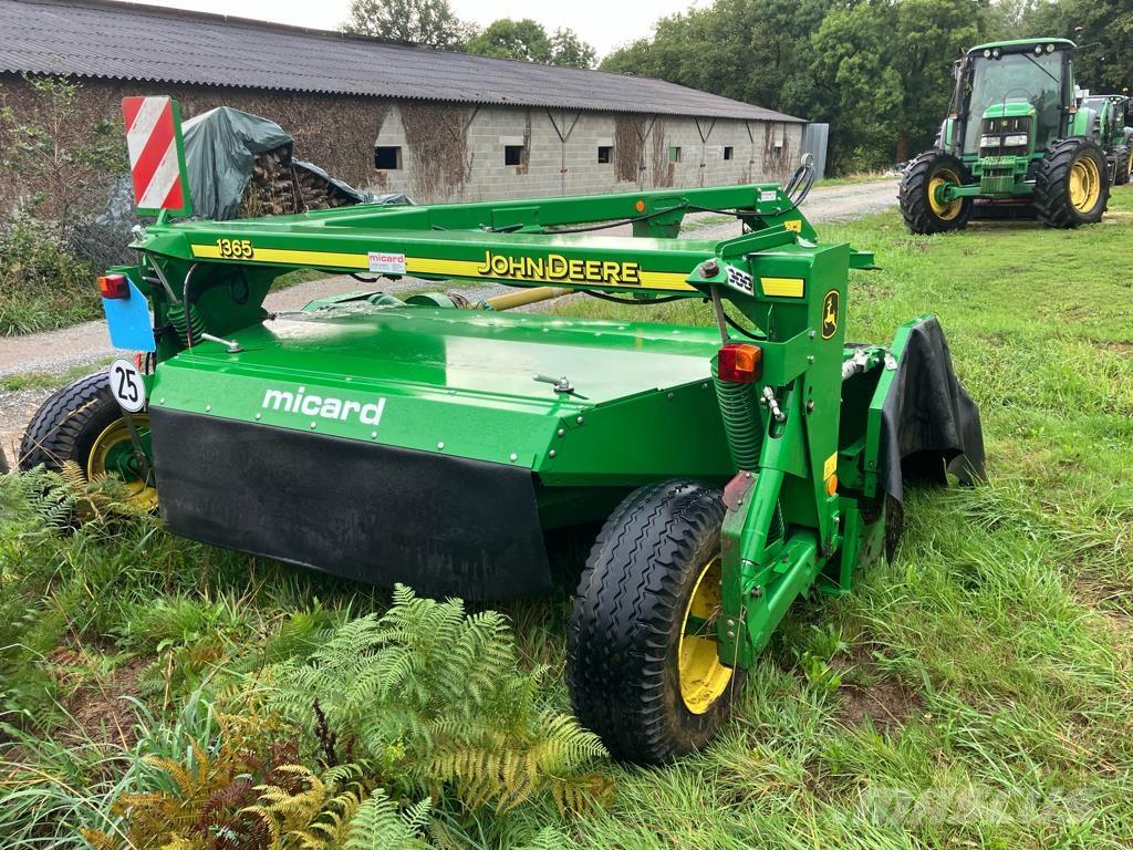 John Deere 1365 裝載與牽引式割草機