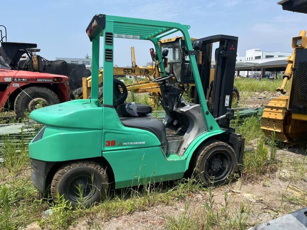 Mitsubishi FD 30 N 柴油卡車