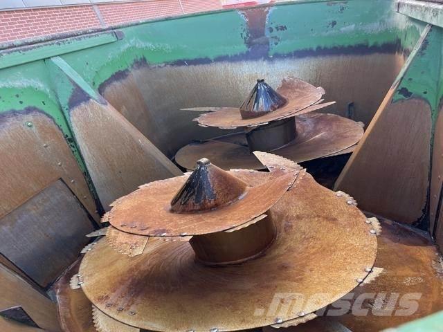 Peecon 26M³ 混合餵料機