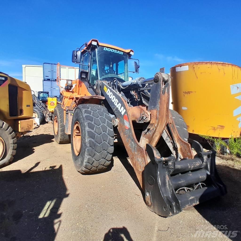 Doosan DL 300-5 輪胎式裝載機