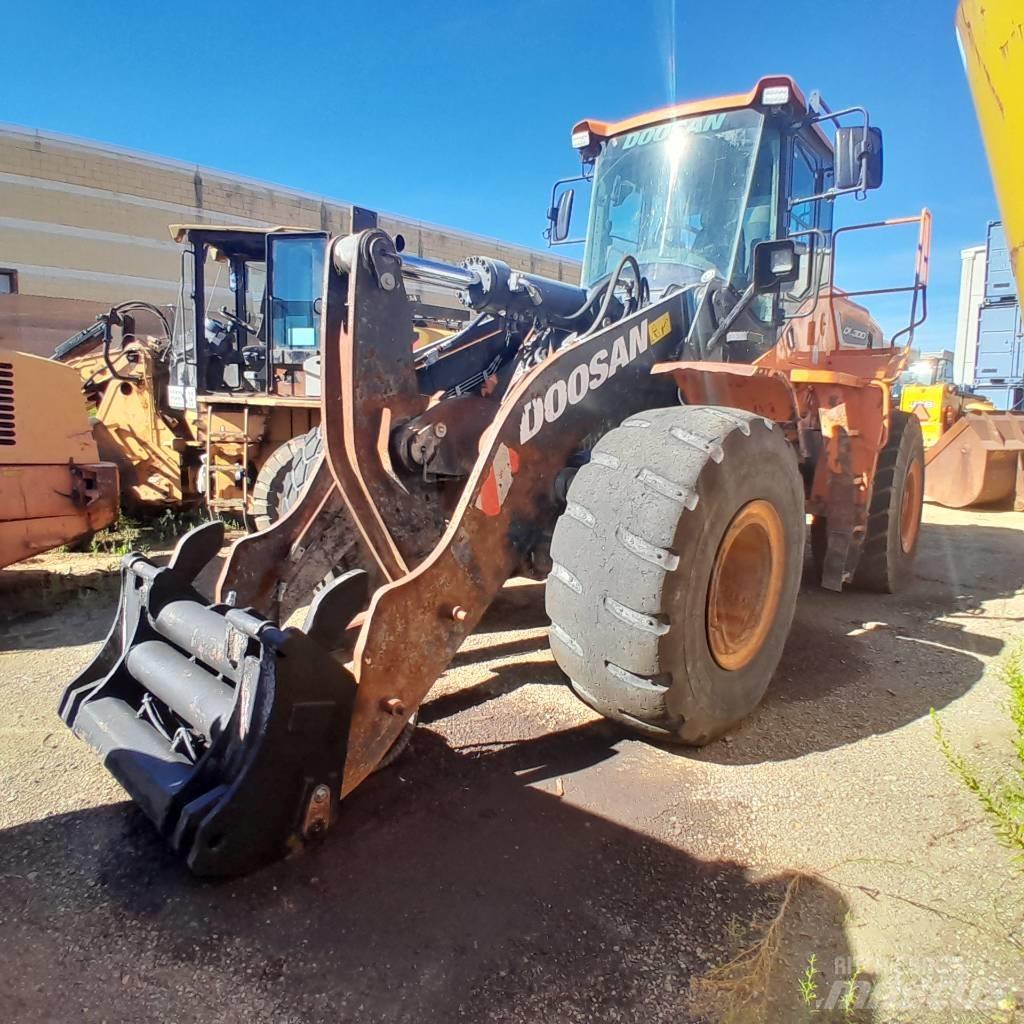 Doosan DL 300-5 輪胎式裝載機