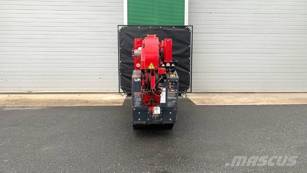 Unic URW 295 小型起重機