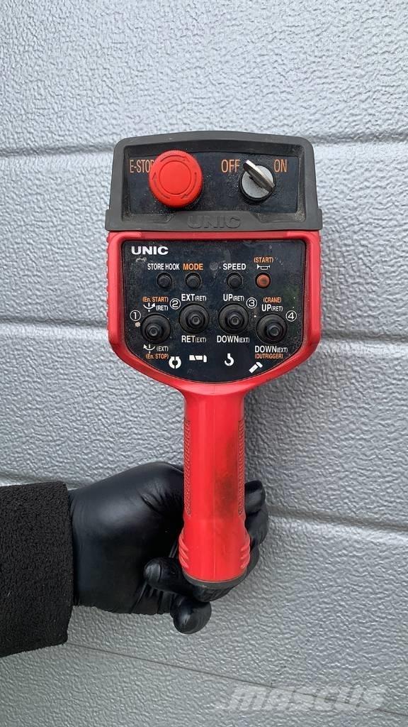 Unic URW 295 小型起重機