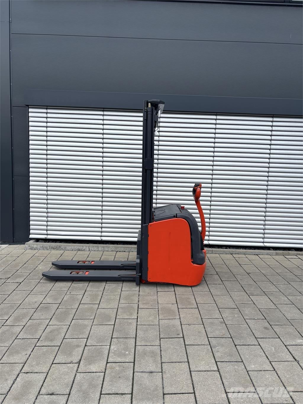 Linde L16 自走式堆積機