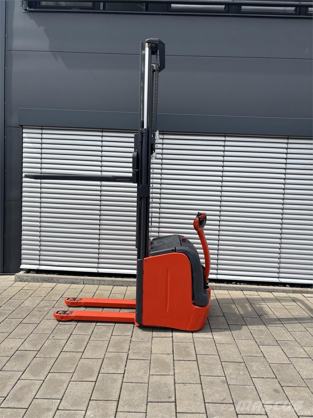 Linde L16 自走式堆積機