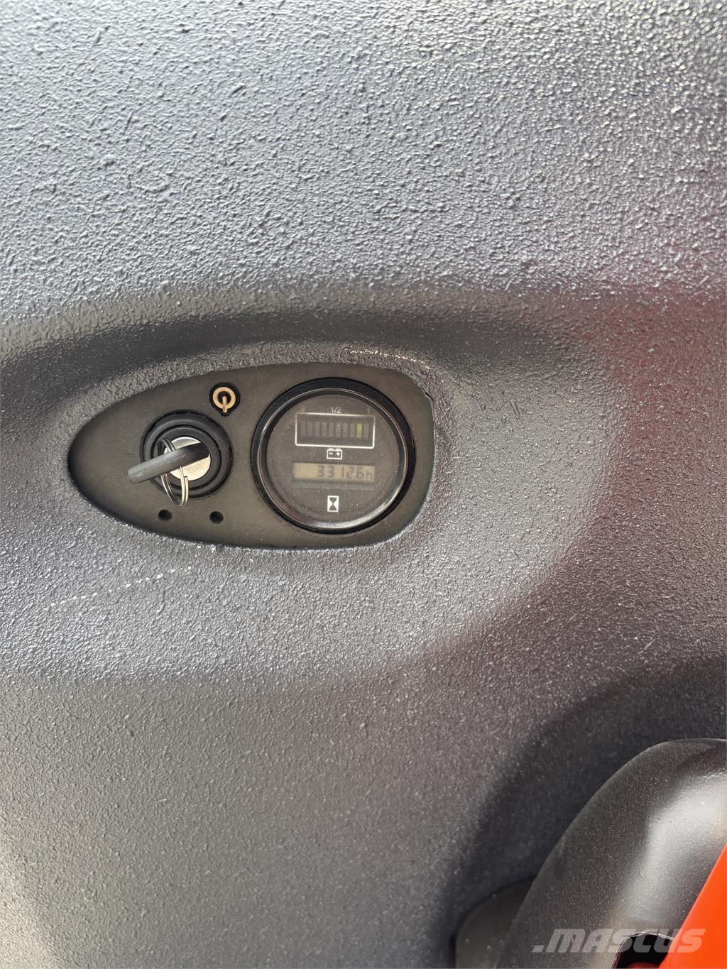 Linde L16 自走式堆積機