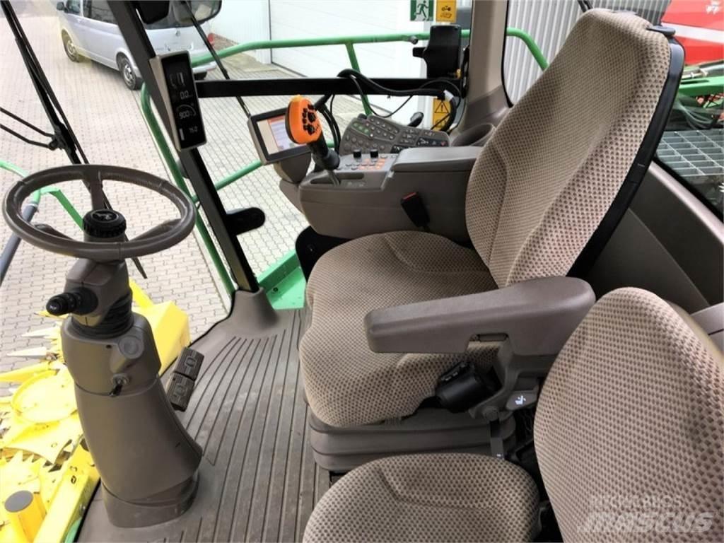 John Deere 8300i 自走式飼料採集機