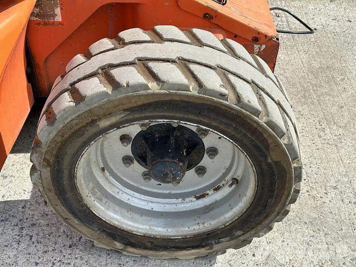 JLG E450 曲臂高空作業車