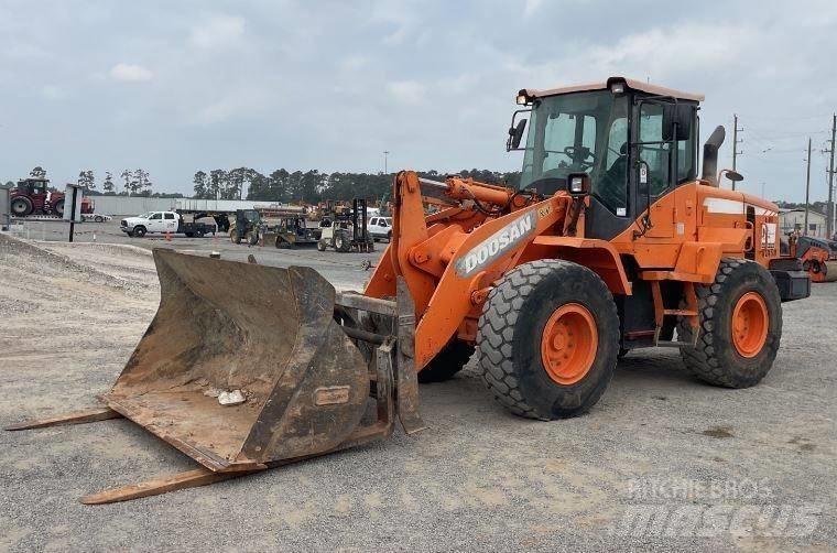Doosan DL220-3 輪胎式裝載機