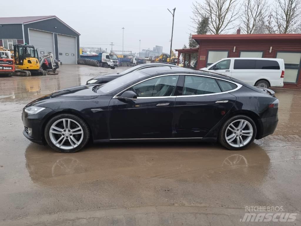 Tesla Model S P85D 汽車
