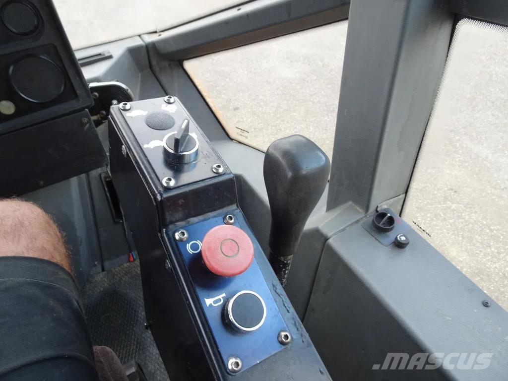 Dynapac CA152D 膠輪滾壓機