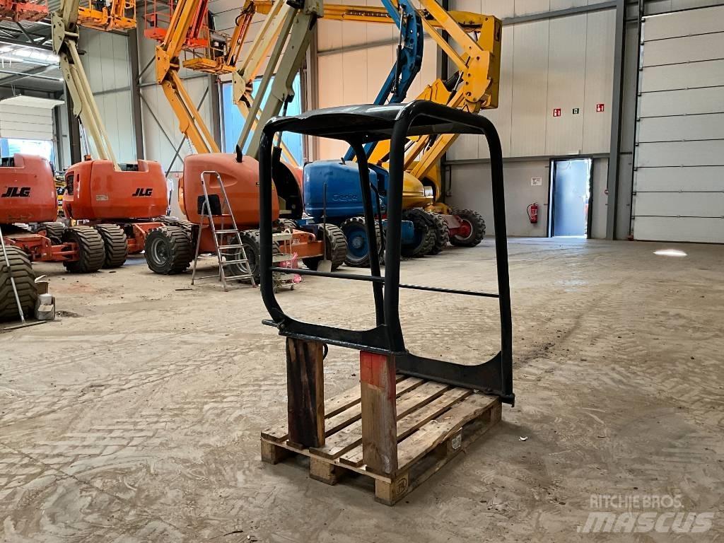 Kubota U 27-4 駕駛室與內部