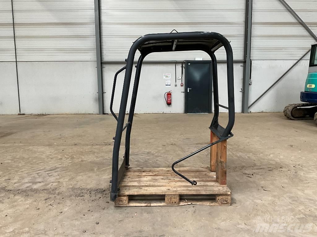Kubota U 27-4 駕駛室與內部