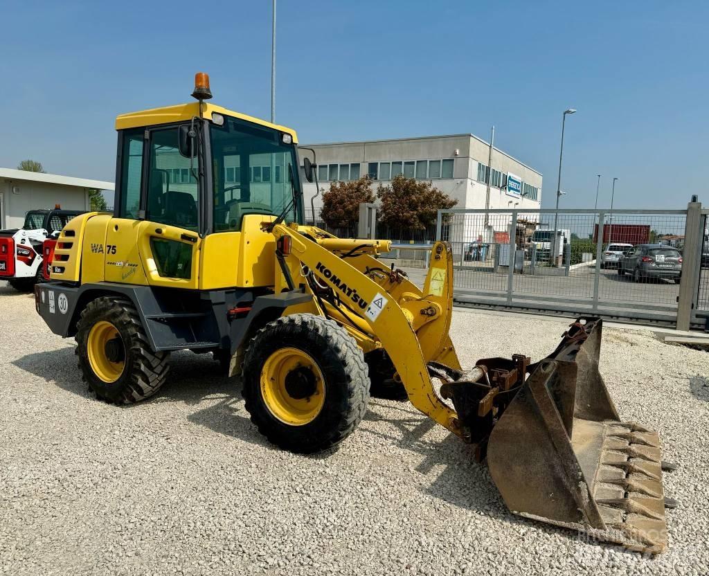 Komatsu WA 75 輪胎式裝載機