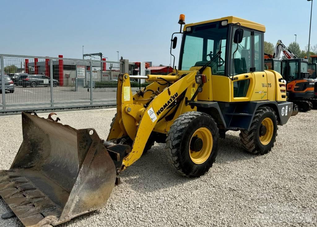 Komatsu WA 75 輪胎式裝載機