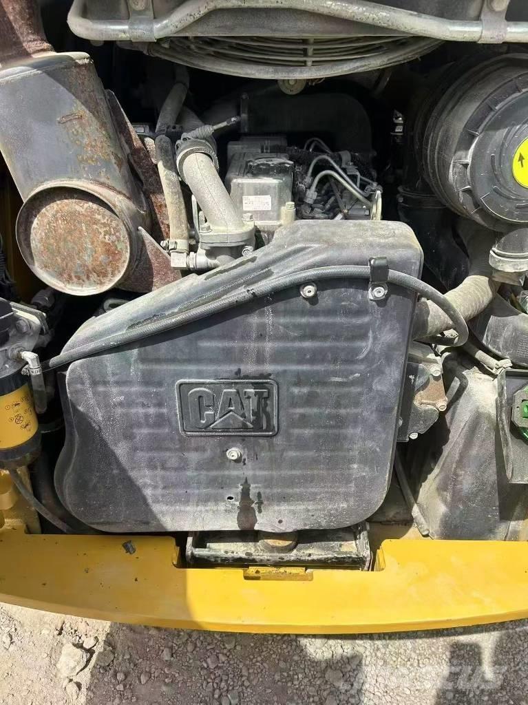 CAT 246 C 滑移轉向裝載機