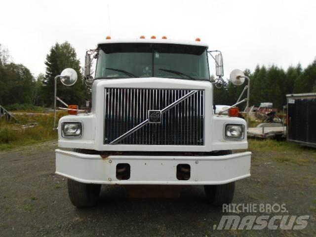 Volvo WG 起重機卡車