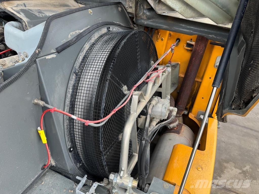 Liebherr A 316 廢棄物/工業用操作車