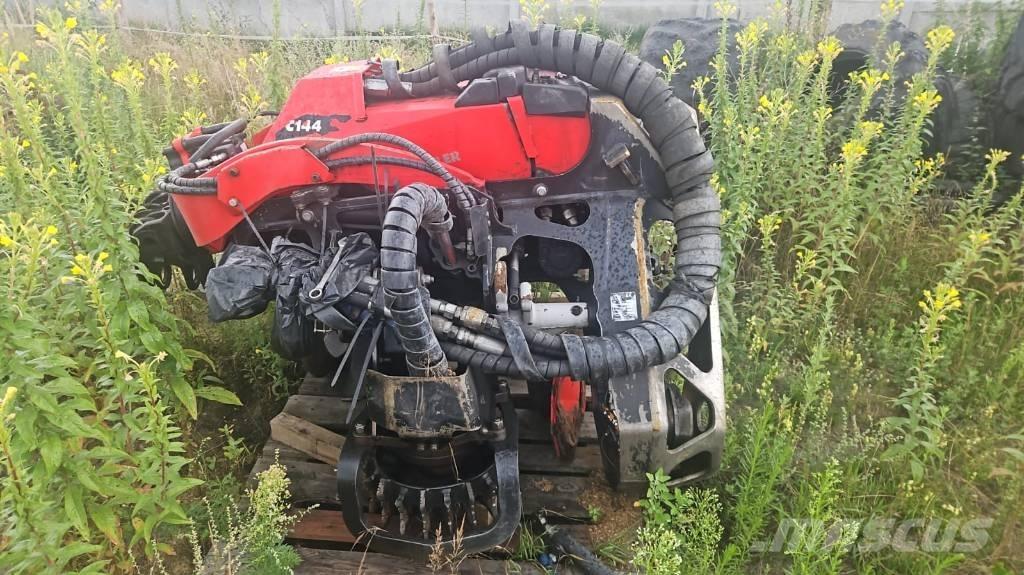 Komatsu C 144 收穫機