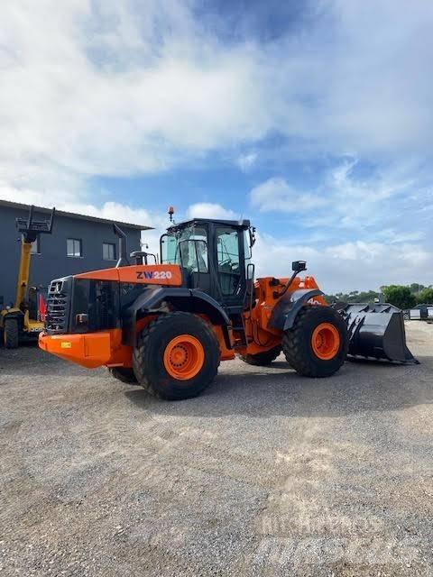 Hitachi ZW 220 輪胎式裝載機