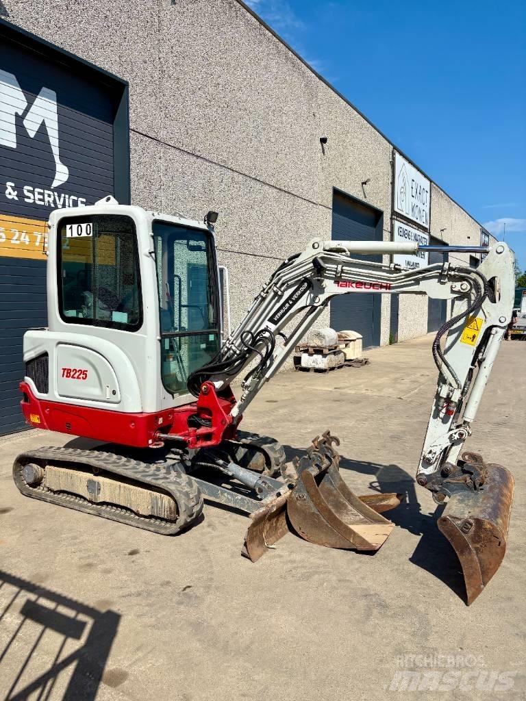 Takeuchi TB 225 小型挖土機/掘鑿機<7t(小型挖掘機)