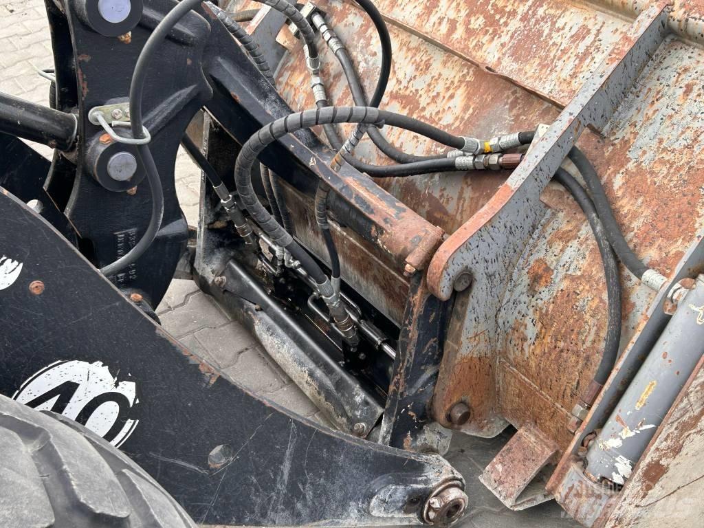 JCB 409 AGRI 輪胎式裝載機