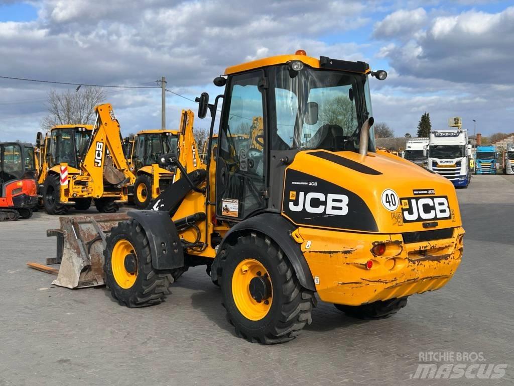 JCB 409 AGRI 輪胎式裝載機