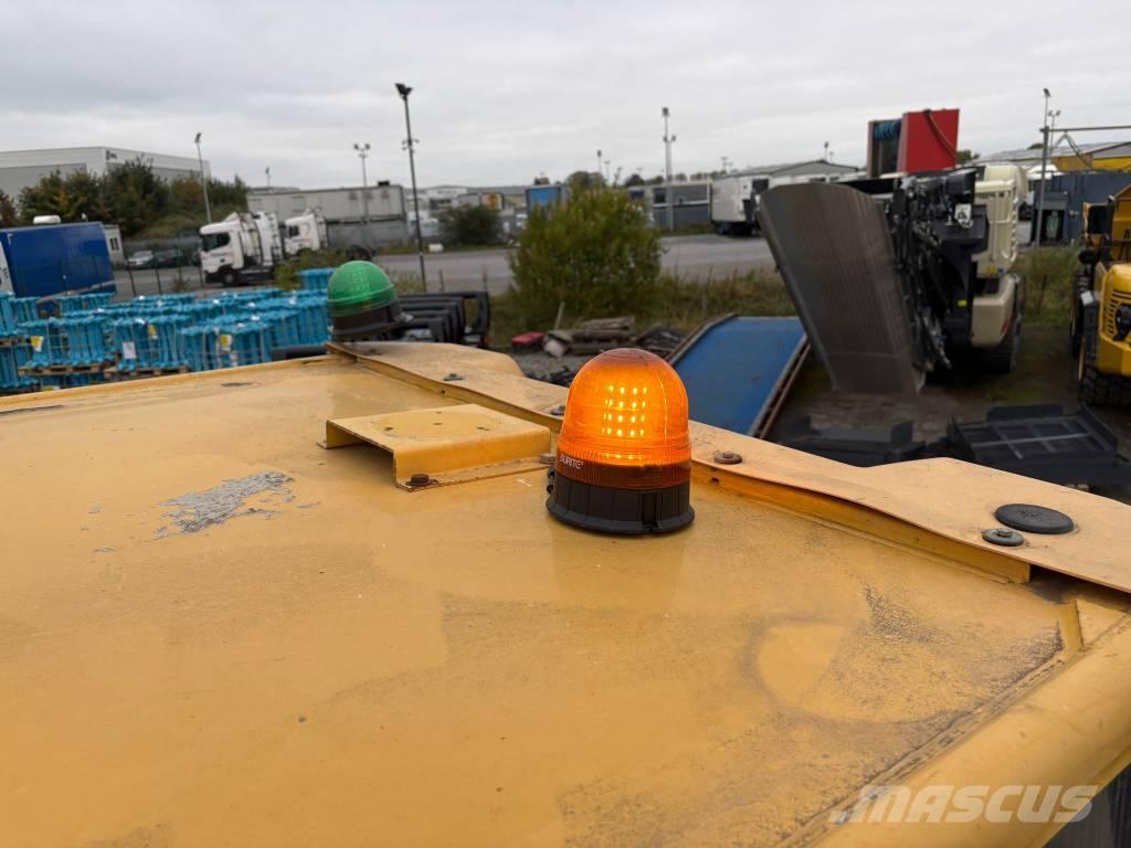 Komatsu HM300-3 鉸接式起吊車