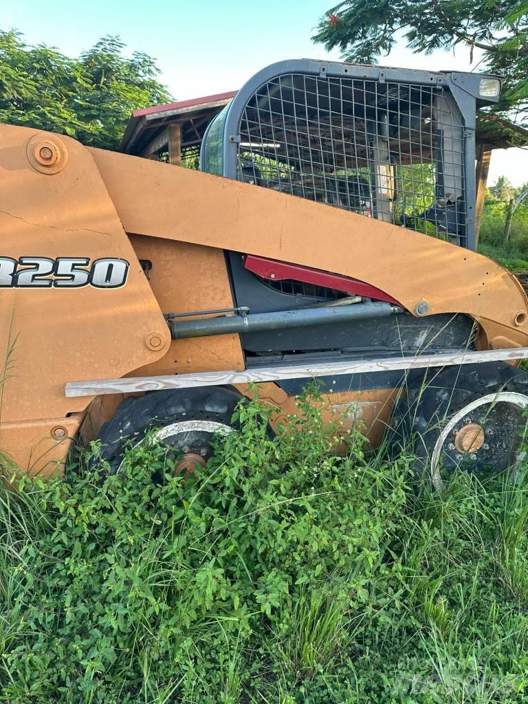 CASE SR 250 滑移轉向裝載機