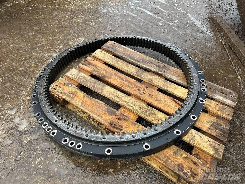 CAT 323 slew ring 軸