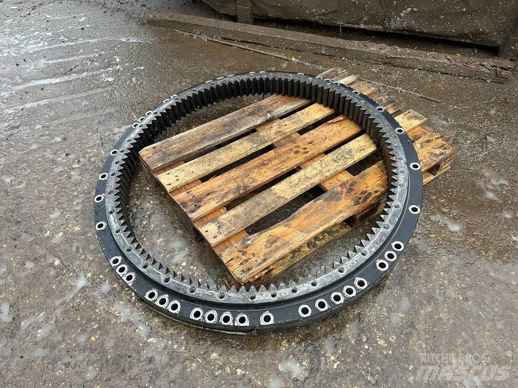 CAT 323 slew ring 軸