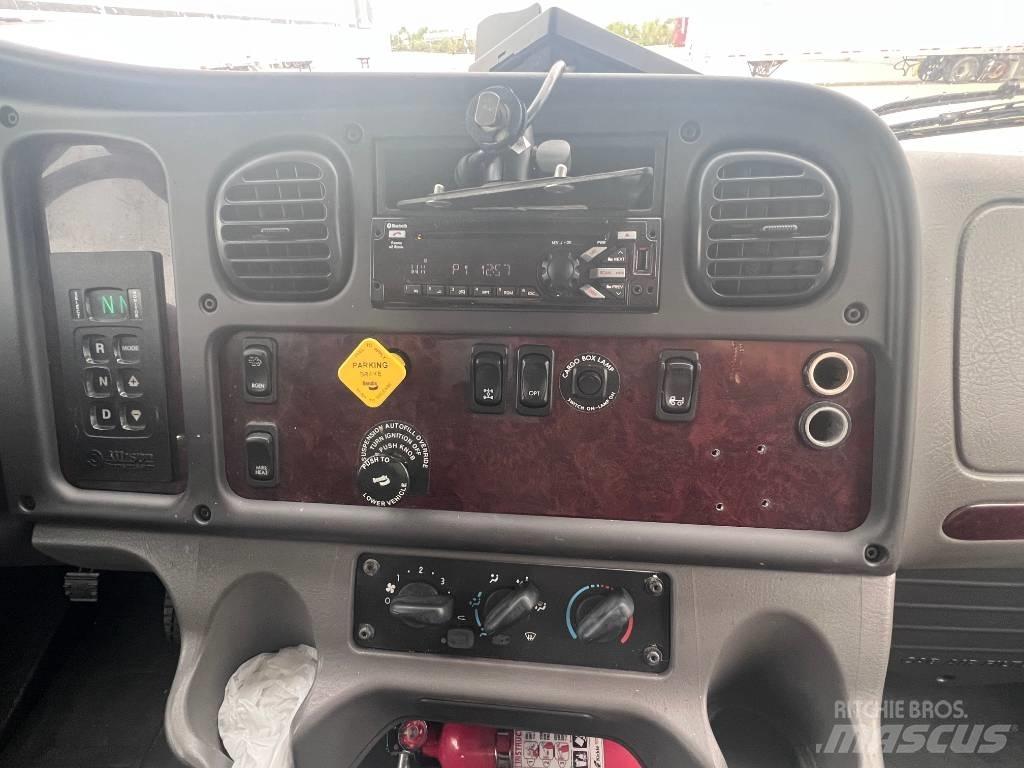 Freightliner M 106 貨箱式卡車