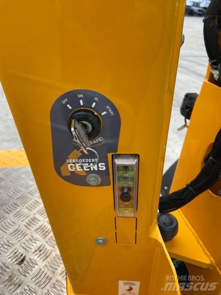 Knikmops KM 100 輪胎式裝載機