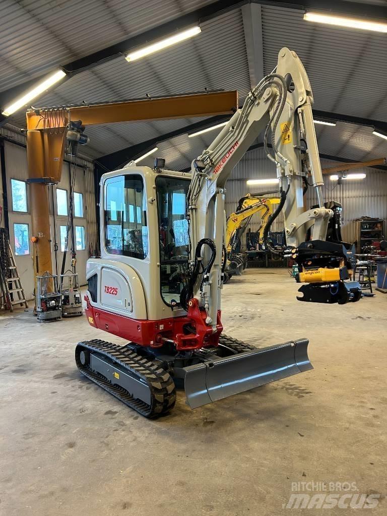 Takeuchi TB225 小型挖土機/掘鑿機<7t(小型挖掘機)