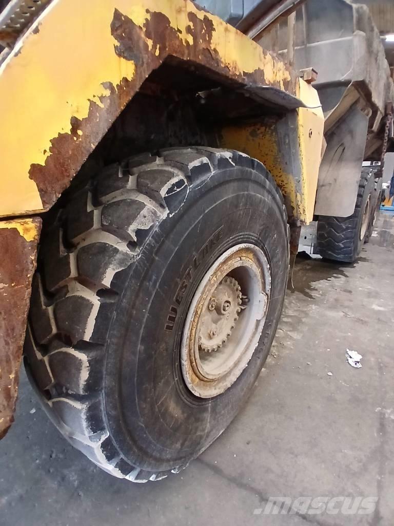 Komatsu HM 300-2 鉸接式起吊車