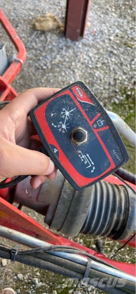 Kuhn GA 6632 堆草機