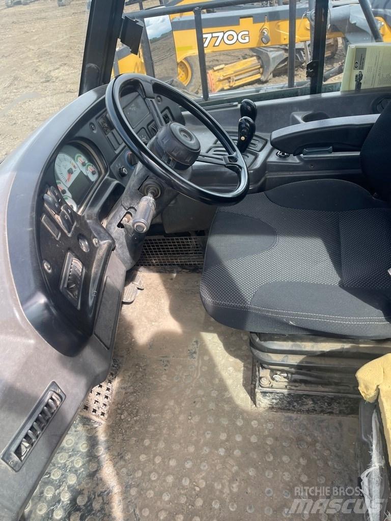 CAT 725 鉸接式起吊車
