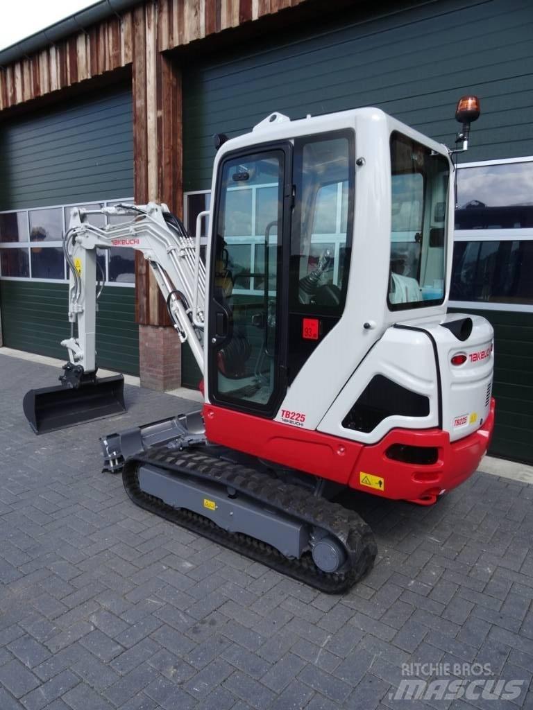 Takeuchi TB 225 小型挖土機/掘鑿機<7t(小型挖掘機)