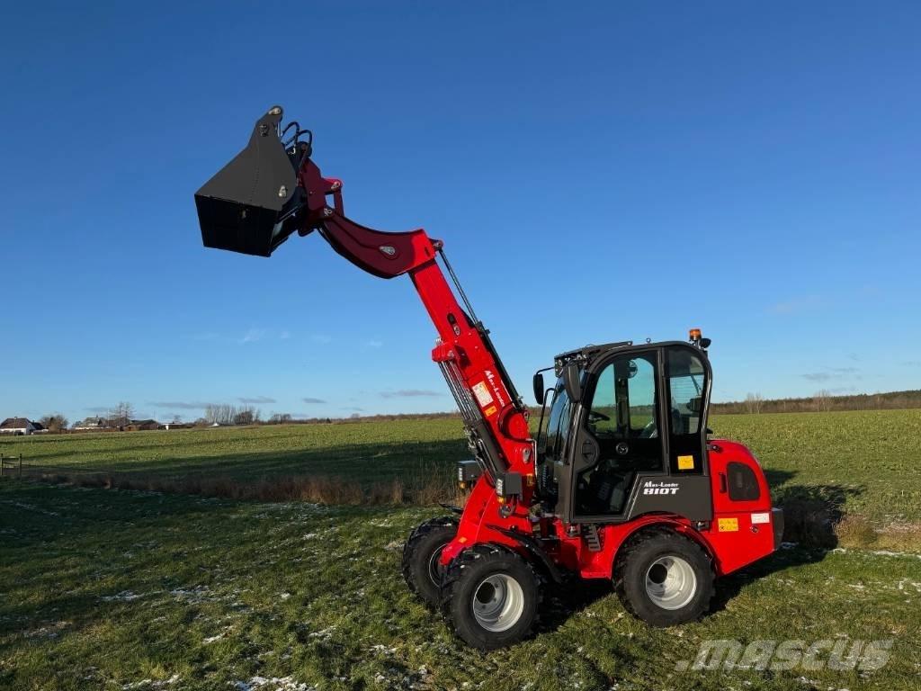  Max Loader 810 T 小型裝載機